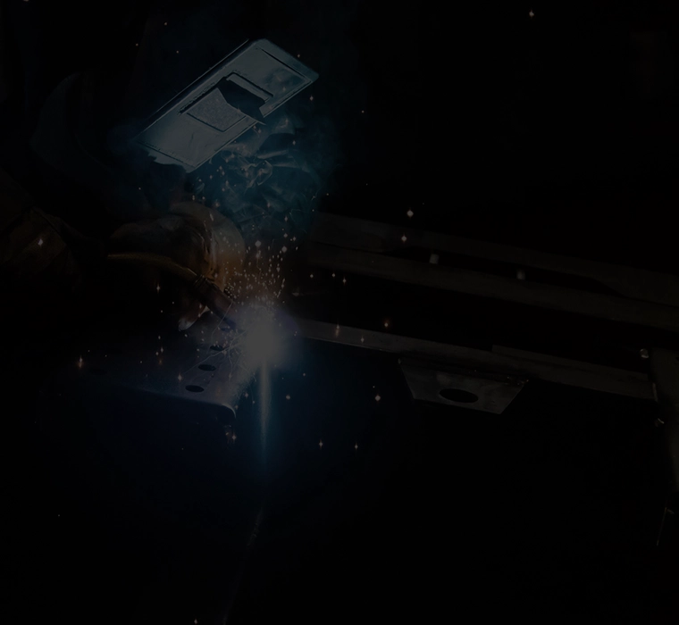 Detailaufnahme einer Person, die Metall bearbeitet