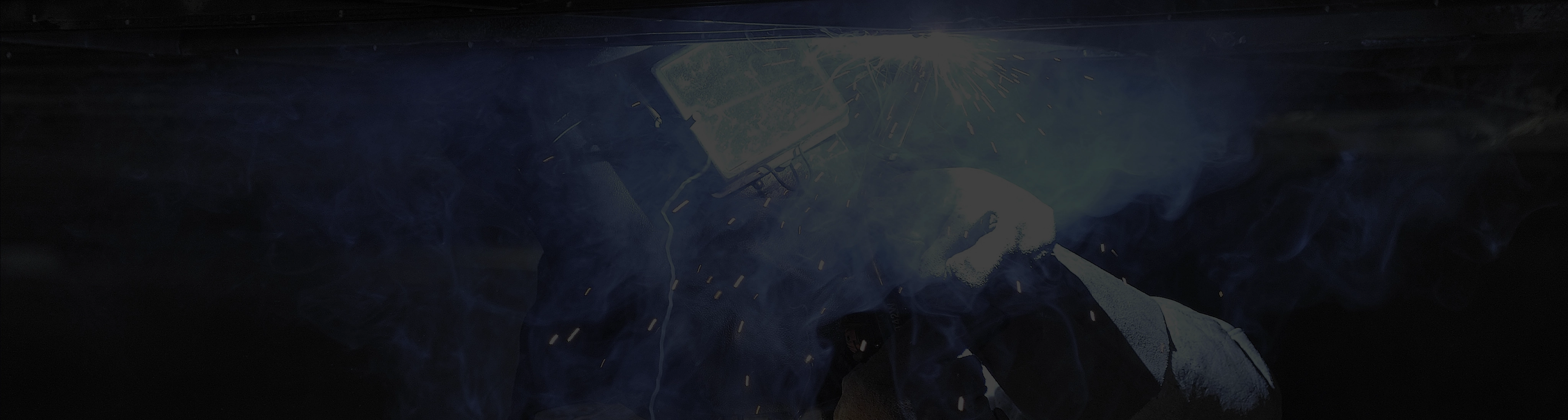 Detailaufnahme einer Person, die Metall bearbeitet