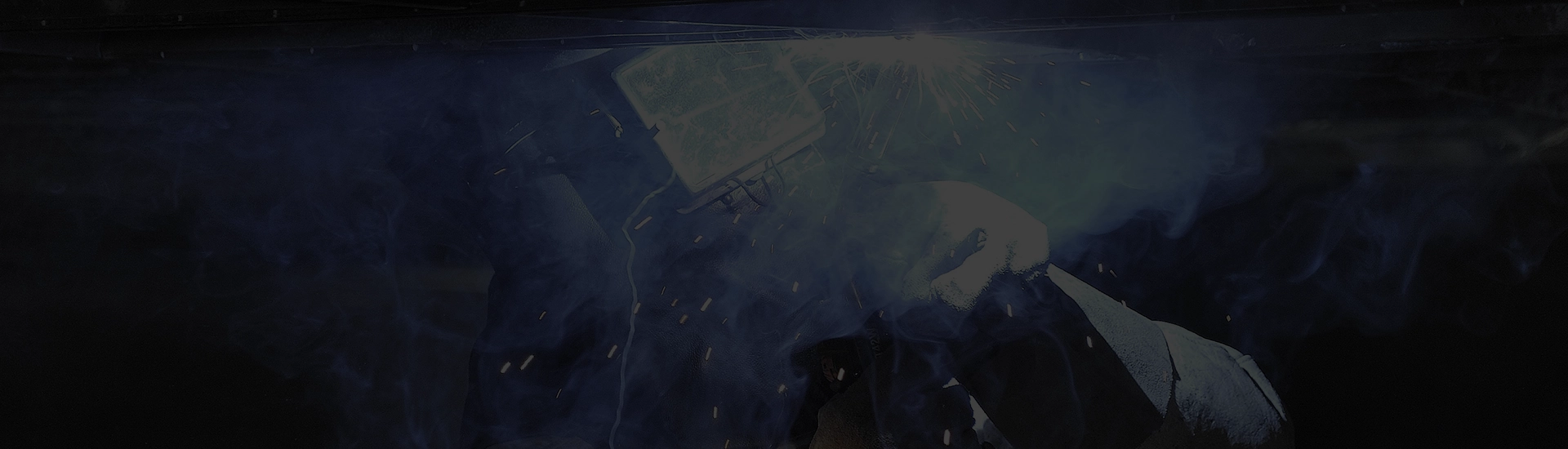 Detailaufnahme einer Person, die Metall bearbeitet