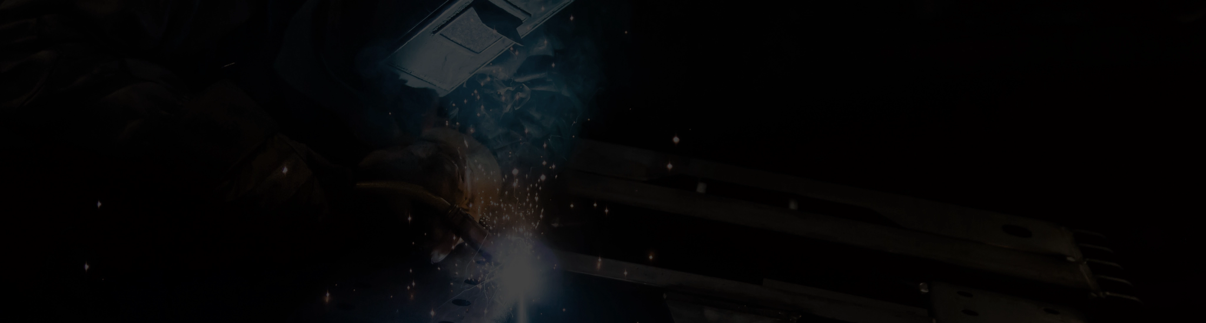 Detailaufnahme einer Person, die Metall bearbeitet