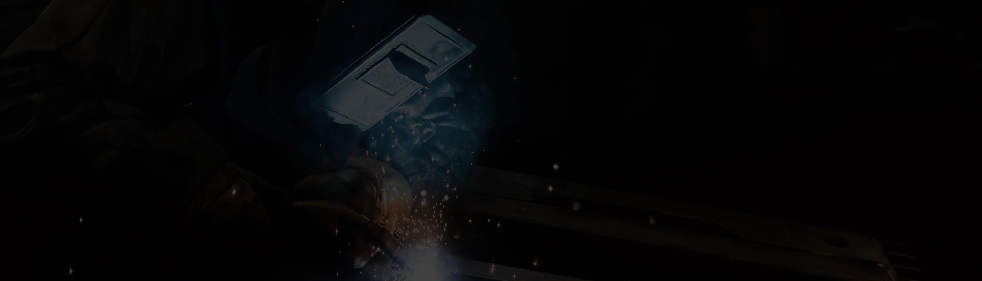 Detailaufnahme einer Person, die Metall bearbeitet